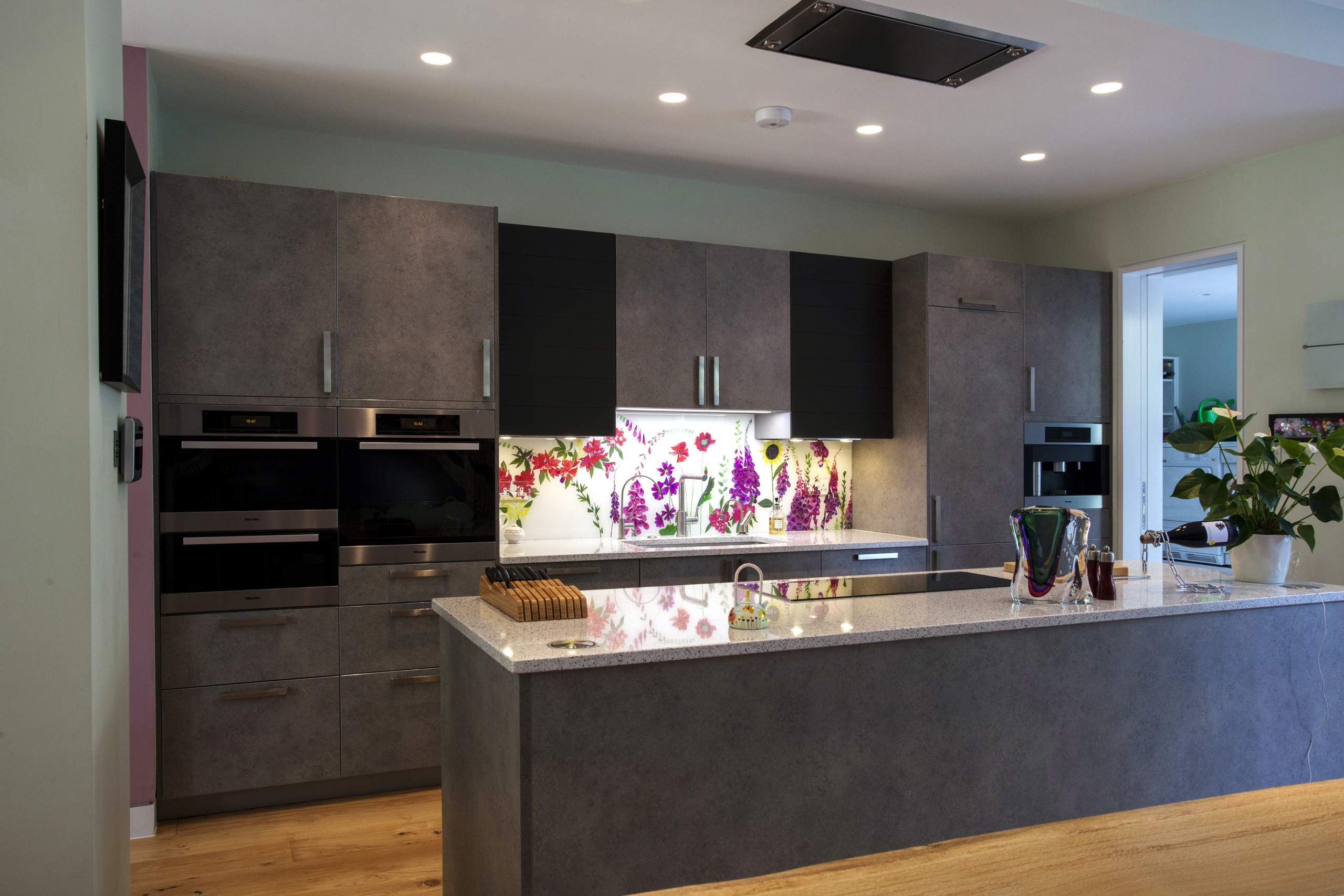 Emma-Britton-Decorative-Glass-Kitchen-Splashback-Modern-Floral