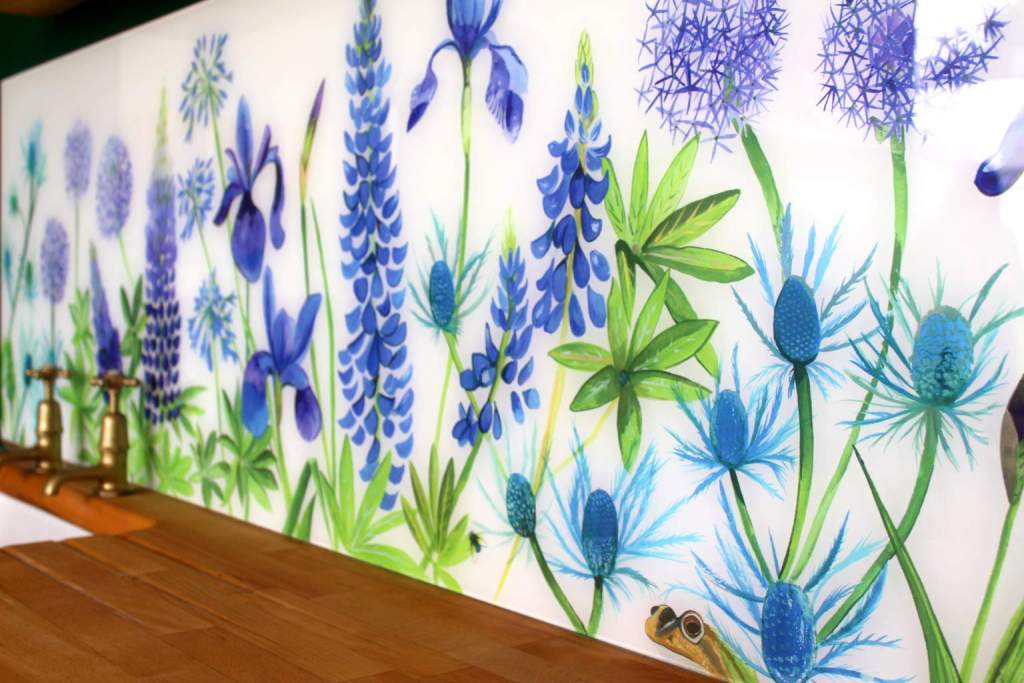 Emma-Britton-Glass-Flower-Splashback-Country-Garden-Design-in-Kitchen