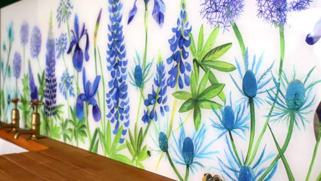 Emma-Britton-Glass-Flower-Splashback-Country-Garden-Design-in-Kitchen